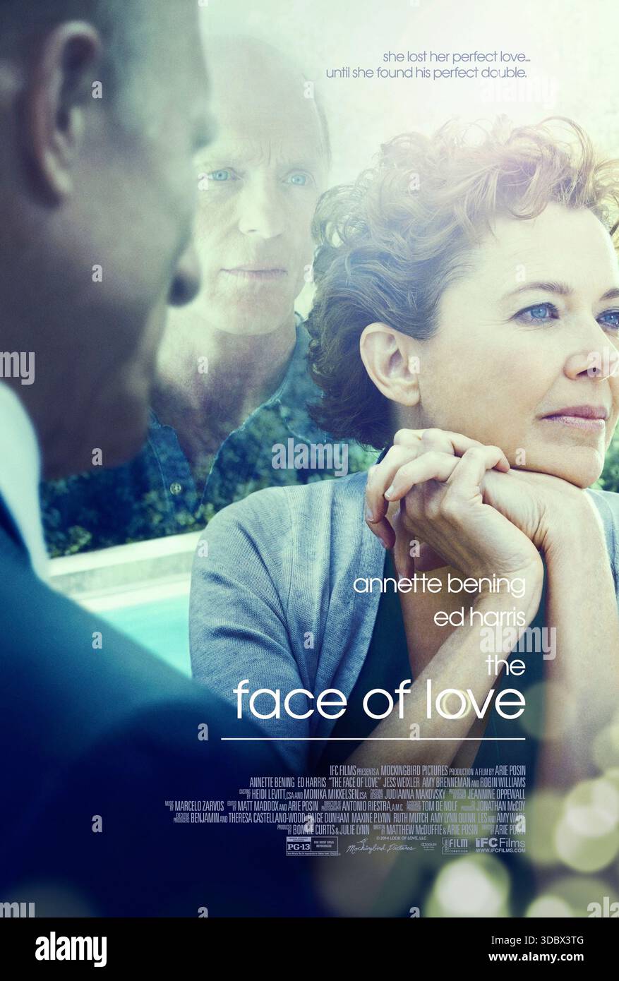 The face of Love (2013) réalisé par Arie Posin et mettant en vedette Annette Bening, Ed Harris et Robin Williams. Une veuve en deuil commence une romance avec un homme qui ressemble exactement à son défunt mari, la forçant à affronter la mémoire et l'obsession. Affiche AMÉRICAINE À une feuille POUR USAGE ÉDITORIAL UNIQUEMENT. Crédit : BFA / IFC films Banque D'Images
