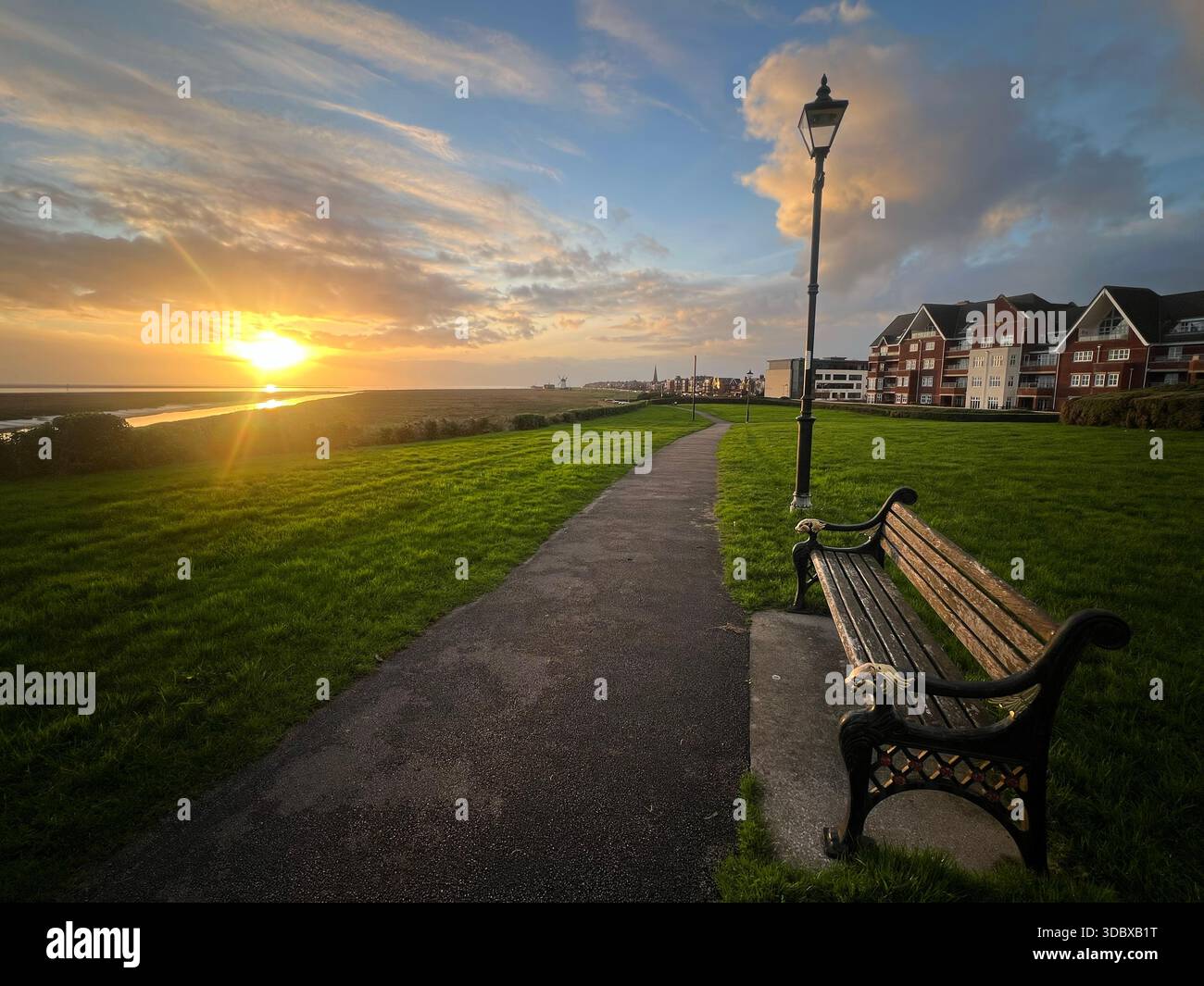 Coucher de soleil dans Lytham Quays et estuaire de Rible, Lytham St Annes, Fylde dans le Lancashire, Angleterre, Royaume-Uni Banque D'Images