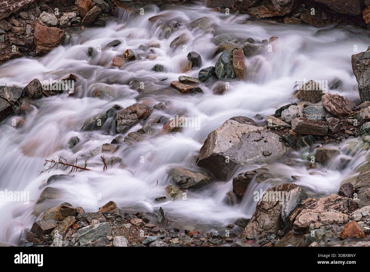 Vue de cascades d'eau précipitées sur des rochers accidentés, créant un jeu dynamique de mouvement et de texture, une scène sereine mais puissante, Kalam, Khyber Pakht Banque D'Images