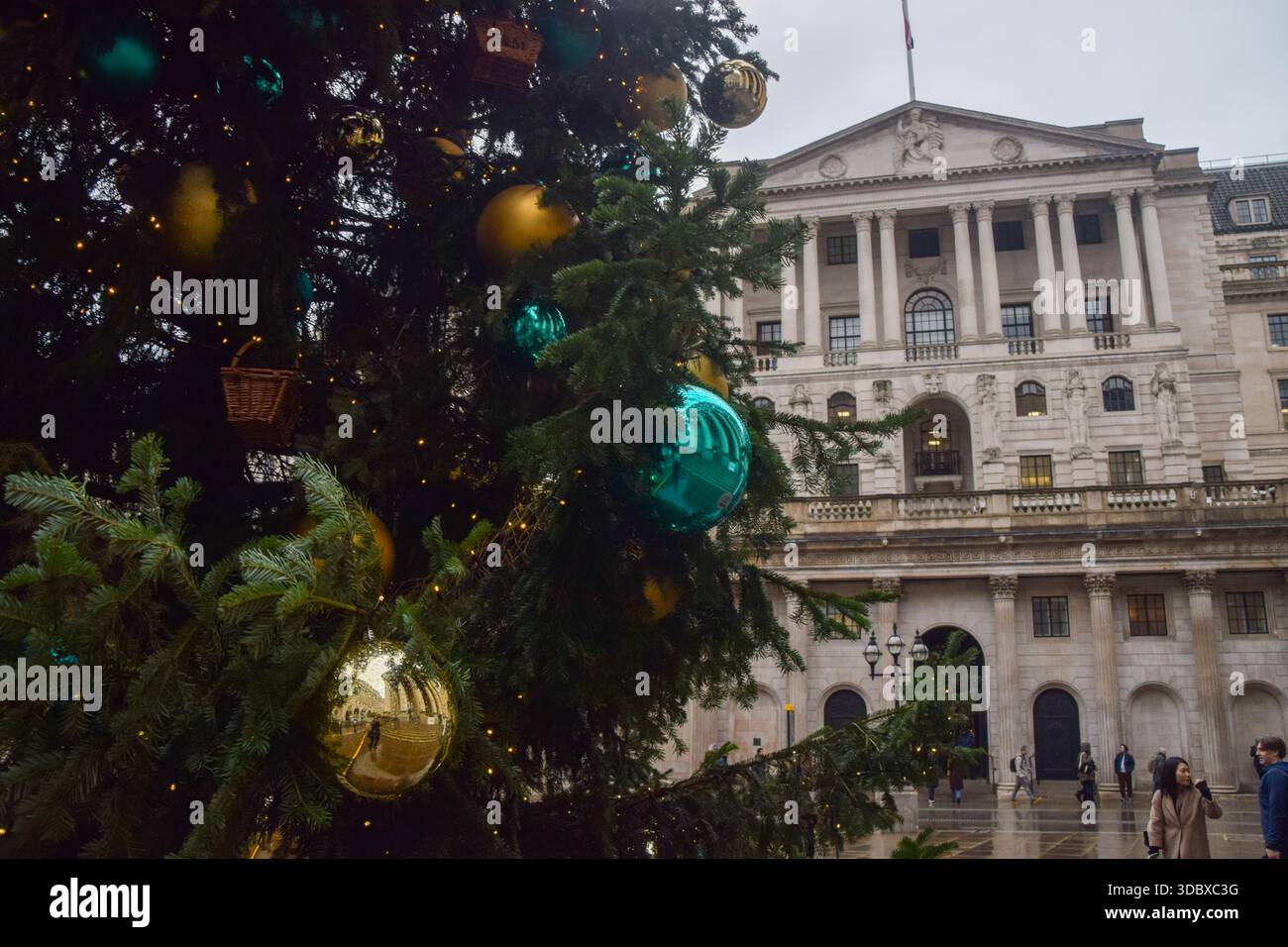 Londres, Royaume-Uni. 18 décembre 2025. Une vue sur la Banque d'Angleterre et un arbre de Noël. Crédit : Vuk Valcic/Alamy Banque D'Images
