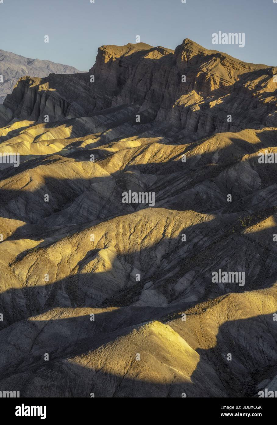 Vue sur les canyons ensoleillés et les terrains accidentés, où les ombres dansent à travers le paysage vallonné, créant un contraste fascinant, Death Valley, Cal Banque D'Images