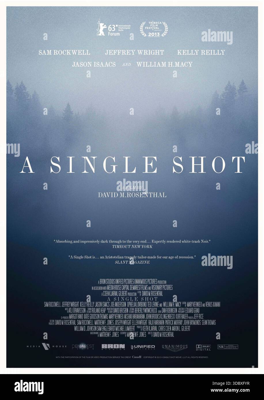 A Single Shot (2013) réalisé par David M. Rosenthal et mettant en vedette Sam Rockwell, Jeffrey Wright et Kelly Reilly. Un chasseur désespéré tue accidentellement une jeune femme et découvre une cache d'argent, déclenchant une dangereuse chaîne d'événements avec des criminels locaux. Affiche AMÉRICAINE À une feuille POUR USAGE ÉDITORIAL UNIQUEMENT. Crédit : BFA / Tribeca film Banque D'Images