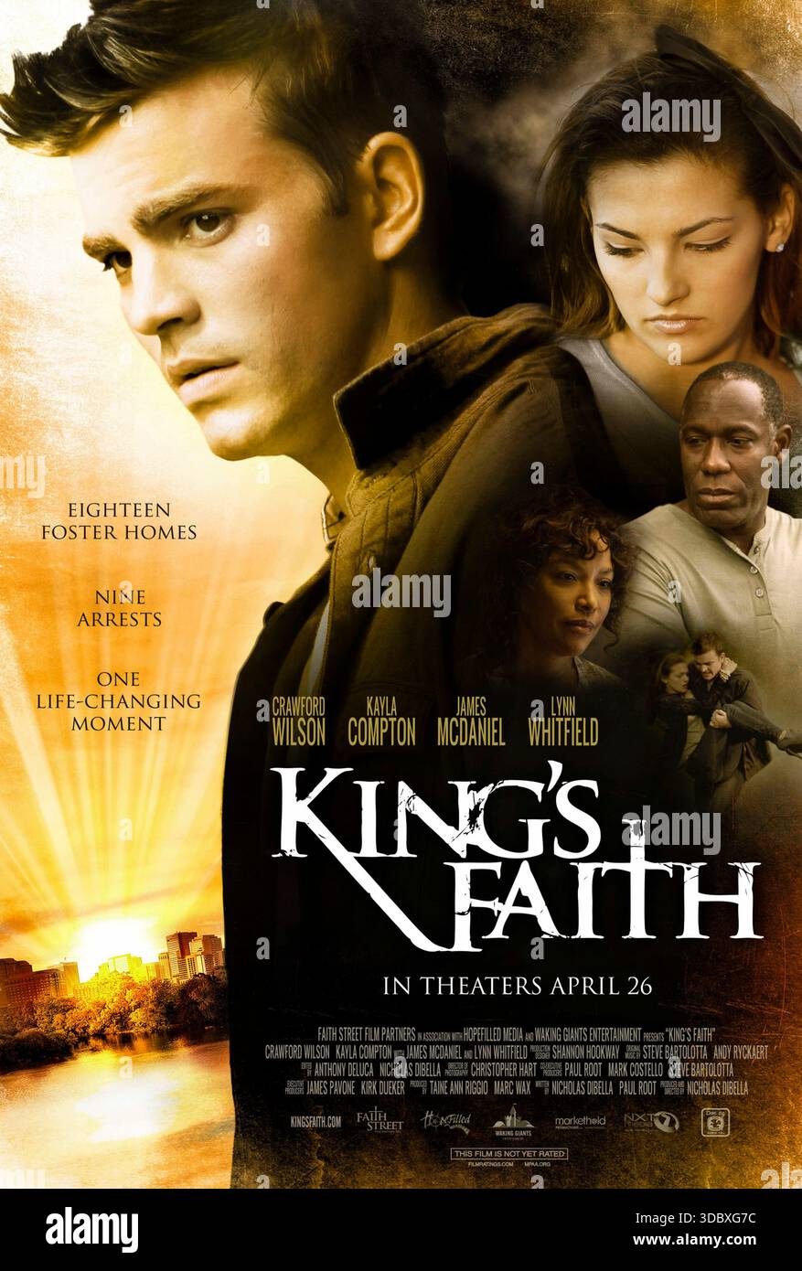 King's Faith (2013) réalisé par Nicholas DiBella et mettant en vedette Crawford Wilson, Kayla Compton et Lynn Whitfield. Un ancien délinquant juvénile et membre d'un gang peine à vivre sa nouvelle foi chrétienne lorsque d'anciens associés menacent son nouveau départ. Affiche AMÉRICAINE À une feuille POUR USAGE ÉDITORIAL UNIQUEMENT. Crédit : BFA / Faith Street films Banque D'Images