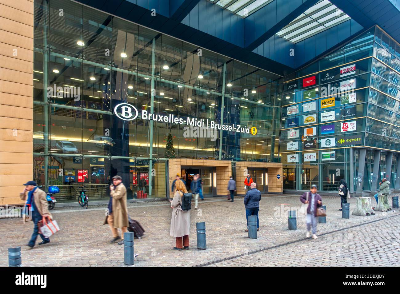Entrée et voyageurs / navetteurs / touristes quittant le NMBS Gare Bruxelles-Sud / Gare de Bruxelles-midi à Bruxelles, Belgique Banque D'Images