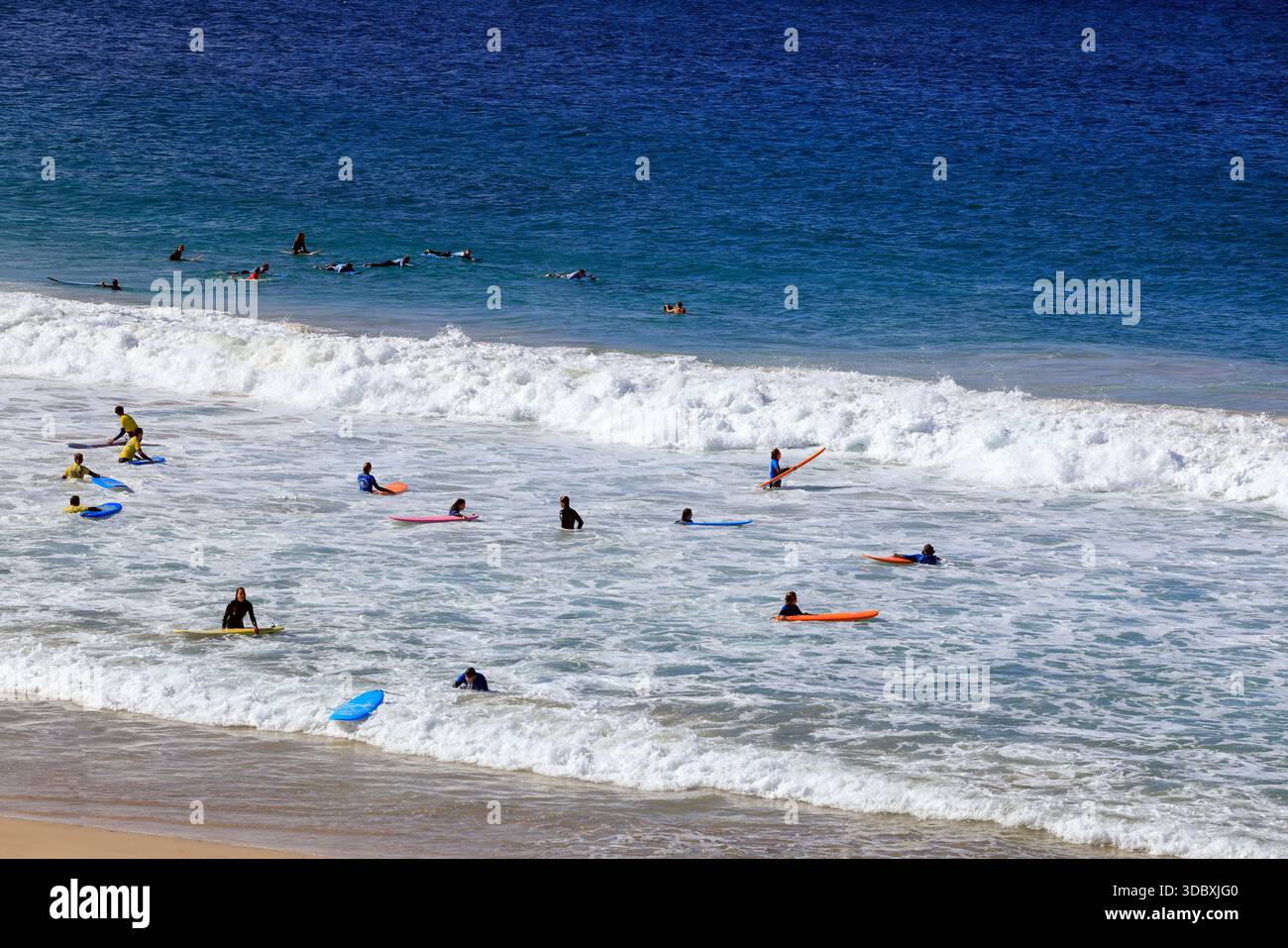 Beaucoup de surfeurs attendent une grosse vague, Piedra Playa, El Cotillo, Fuerteventura, îles Canaries, Espagne. Prise en novembre 2025 Banque D'Images