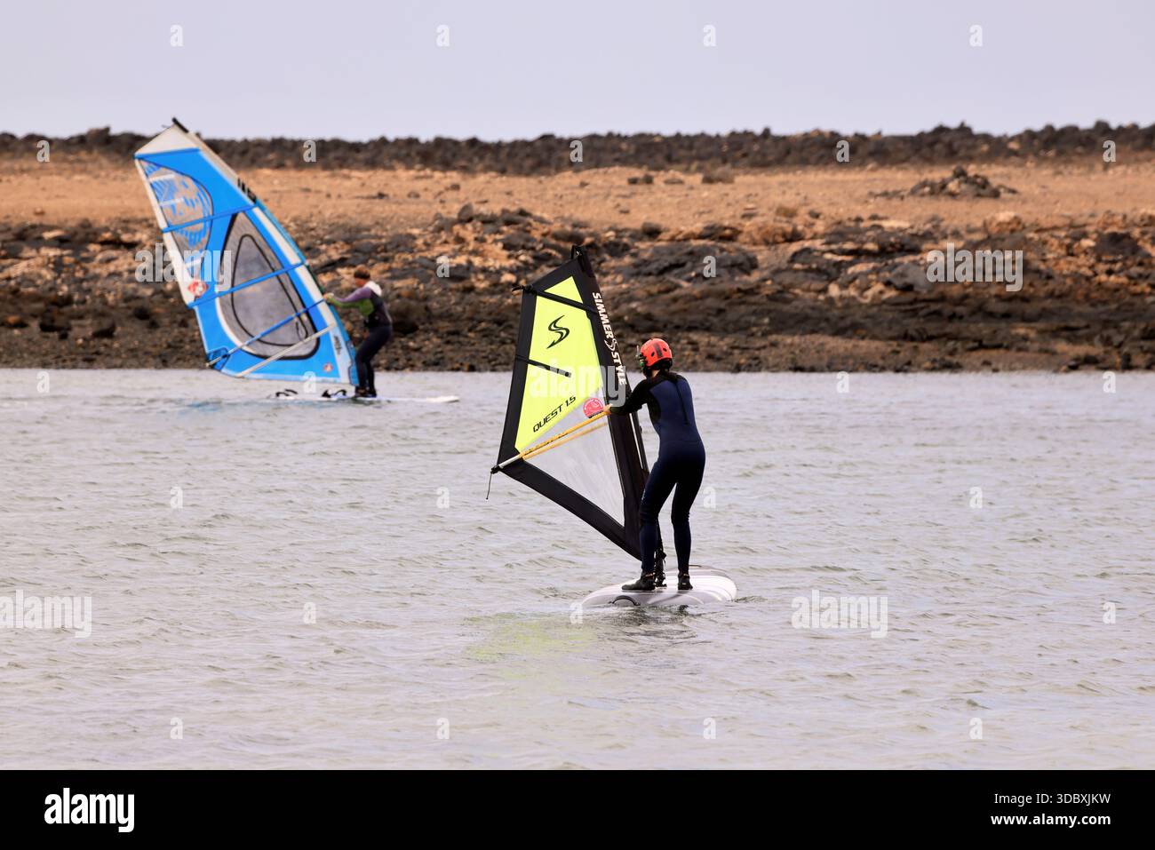 Leçon de planche à voile, lagunes El Cotillo, Fuerteventura, Îles Canaries, Espagne. Prise en novembre 2025 Banque D'Images