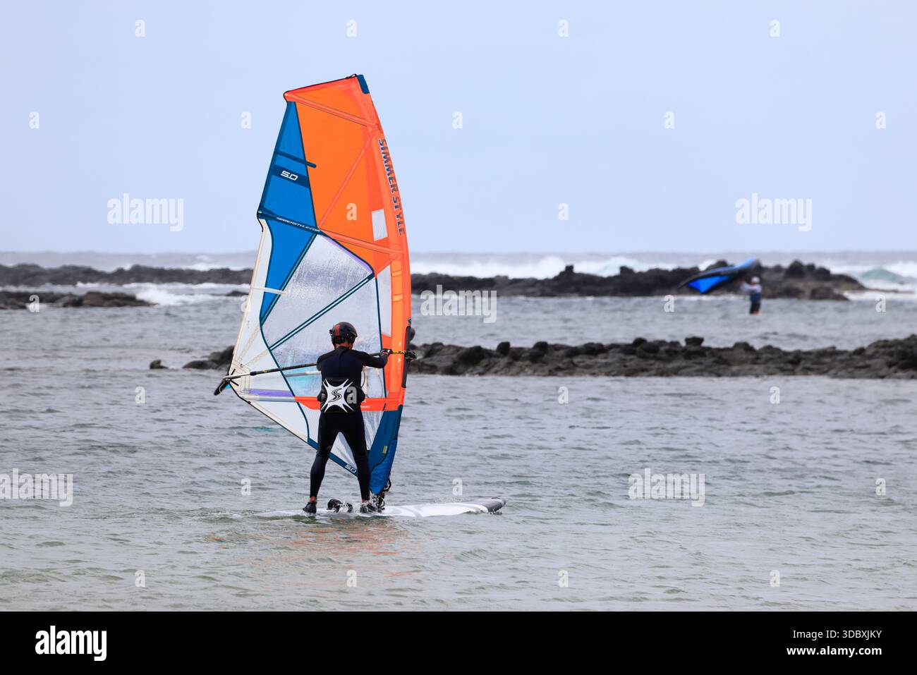 Leçon de planche à voile, lagunes El Cotillo, Fuerteventura, Îles Canaries, Espagne. Prise en novembre 2025 Banque D'Images
