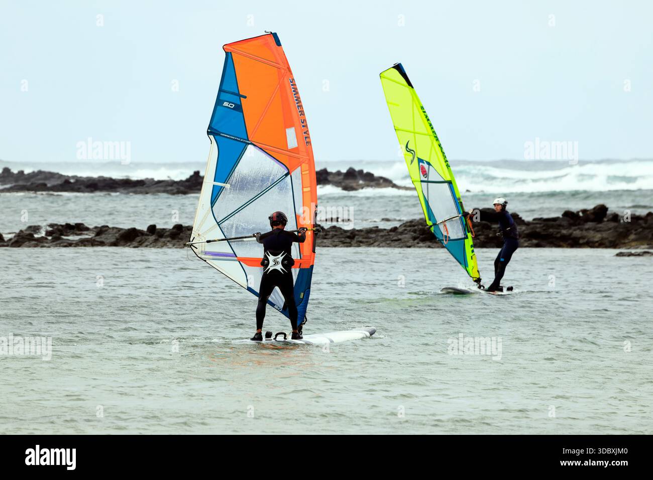 Leçon de planche à voile, lagunes El Cotillo, Fuerteventura, Îles Canaries, Espagne. Prise en novembre 2025 Banque D'Images
