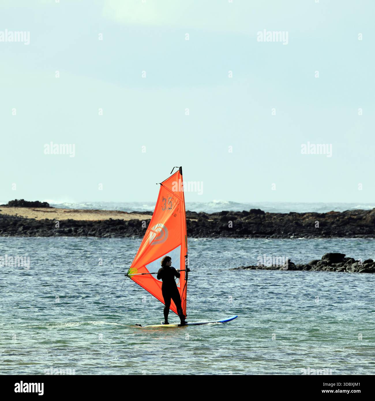 Leçon de planche à voile, lagunes El Cotillo, Fuerteventura, Îles Canaries, Espagne. Prise en novembre 2025 Banque D'Images