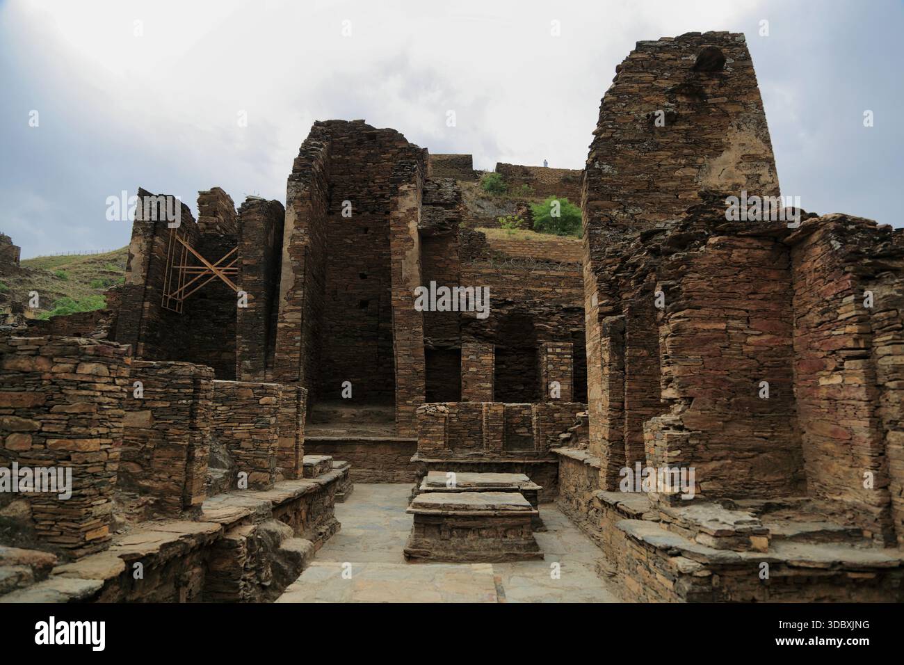 Vue des ruines de pierre anciennes debout sur la toile de fond d'un ciel silencieux, évoquant un sentiment d'intemporalité et de profondeur historique, Takht Bhai, Khyber Pak Banque D'Images