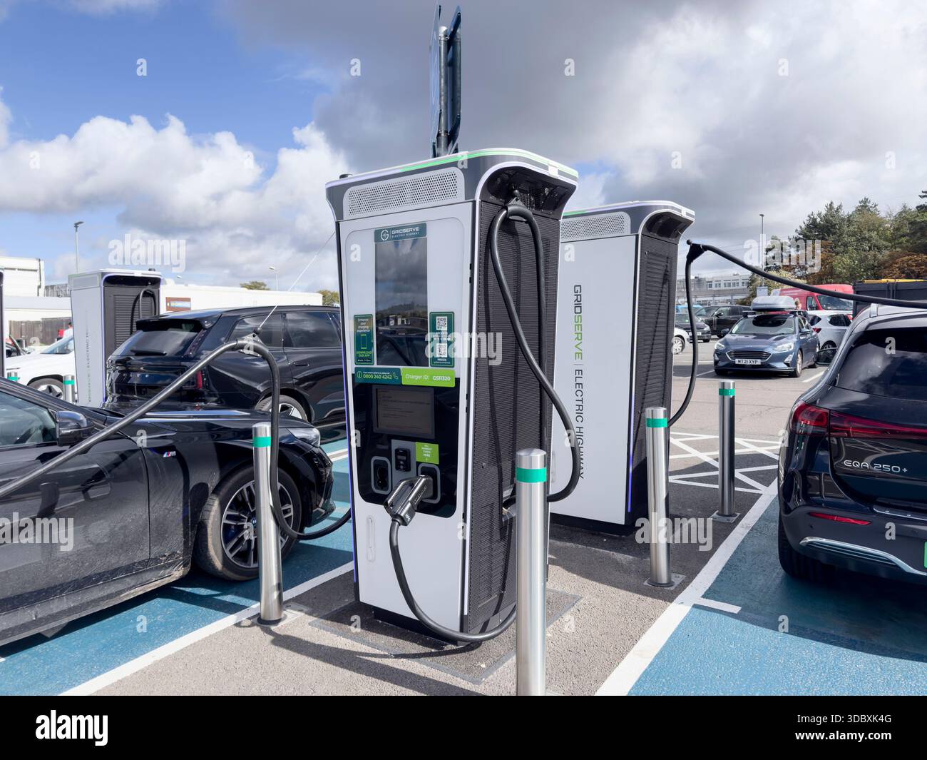 NORTHAMPTON, ANGLETERRE - 12 SEPTEMBRE 2025 : station de recharge rapide pour véhicules électriques avec chargeurs haute puissance pour les services autoroutiers en Angleterre Banque D'Images