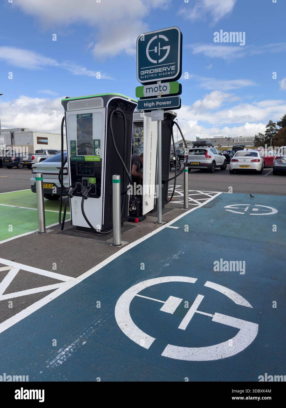 NORTHAMPTON, ANGLETERRE - 12 SEPTEMBRE 2025 : point de recharge haute puissance pour véhicules électriques dans une station-service d'autoroute en Angleterre Banque D'Images