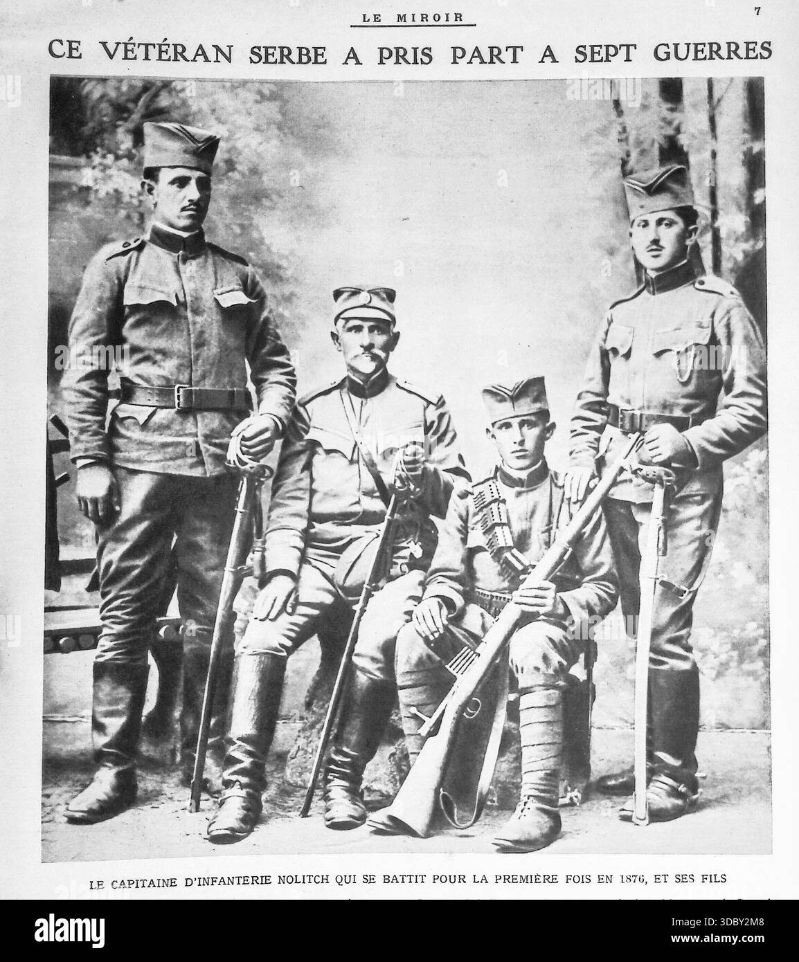 Le miroir, le 14 novembre 1915, présente un portrait du capitaine d'infanterie serbe Nolitch entouré de ses trois fils. Le texte honore ce vétéran qui a participé à sept guerres, combattant d'abord les Turcs en 1876. Il a servi dans les guerres serbo-turques, serbo-bulgares et balkaniques avant de rejoindre la défense contre l'Autriche et l'Allemagne pendant la première Guerre mondiale. Malgré une blessure en 1914, il retourne au front à Semendria en septembre 1915, symbolisant la résilience serbe. Banque D'Images