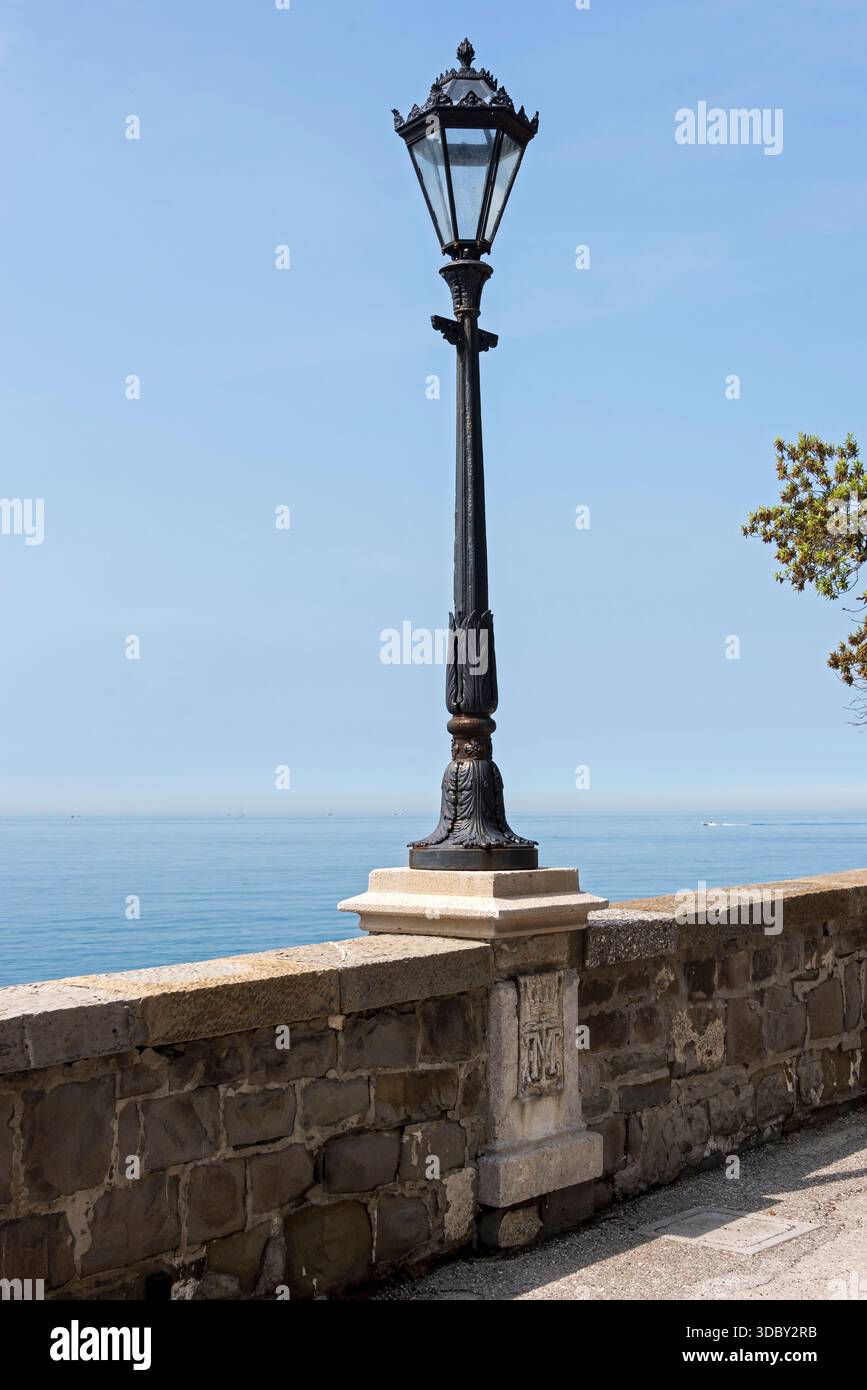 Cheminée en bord de mer. Château Miramar, Trieste, Italie Banque D'Images