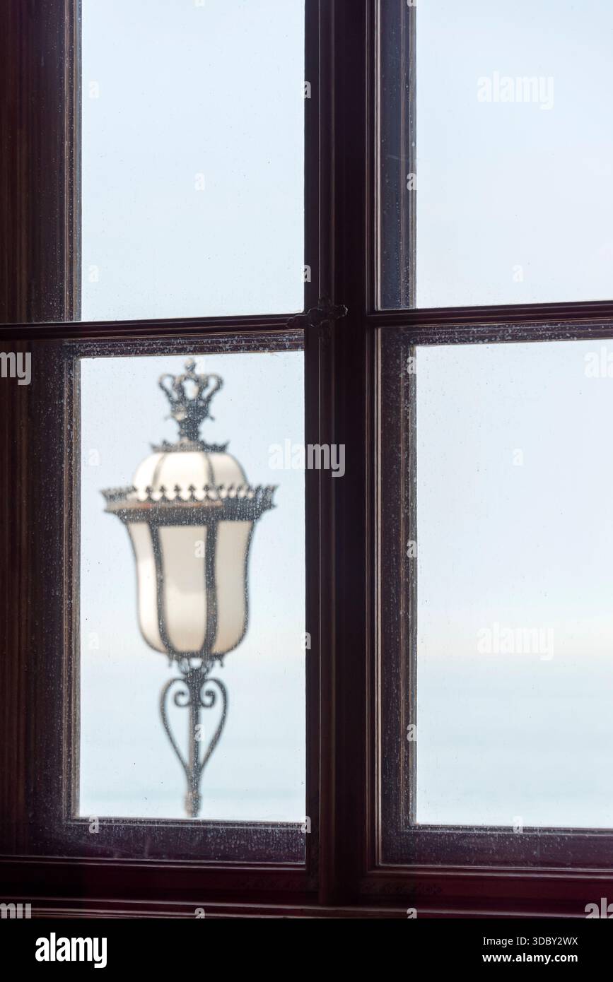 Cheminée en bord de mer. Château Miramar, Trieste, Italie Banque D'Images