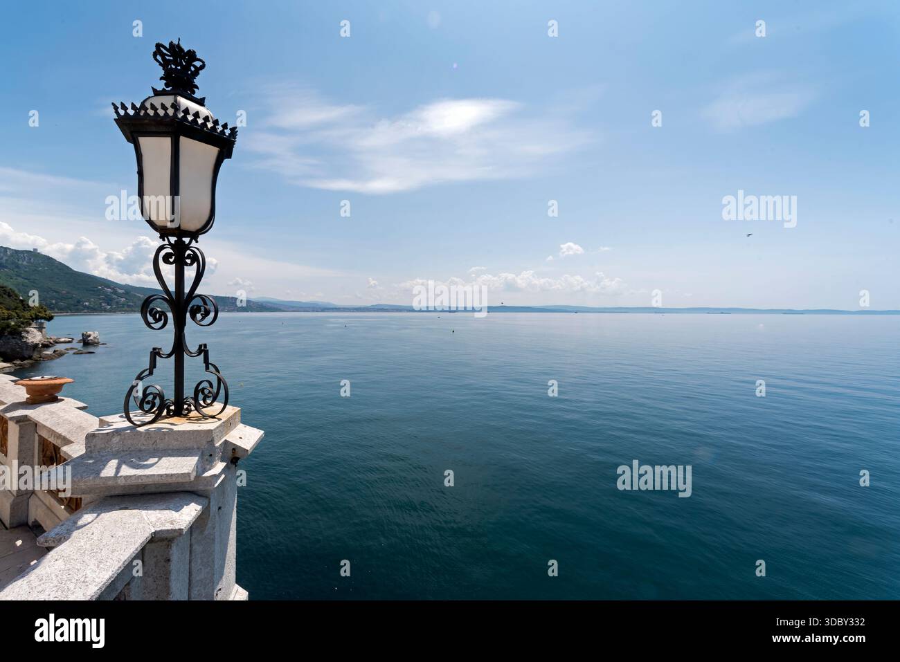 Cheminée en bord de mer. Château Miramar, Trieste, Italie Banque D'Images