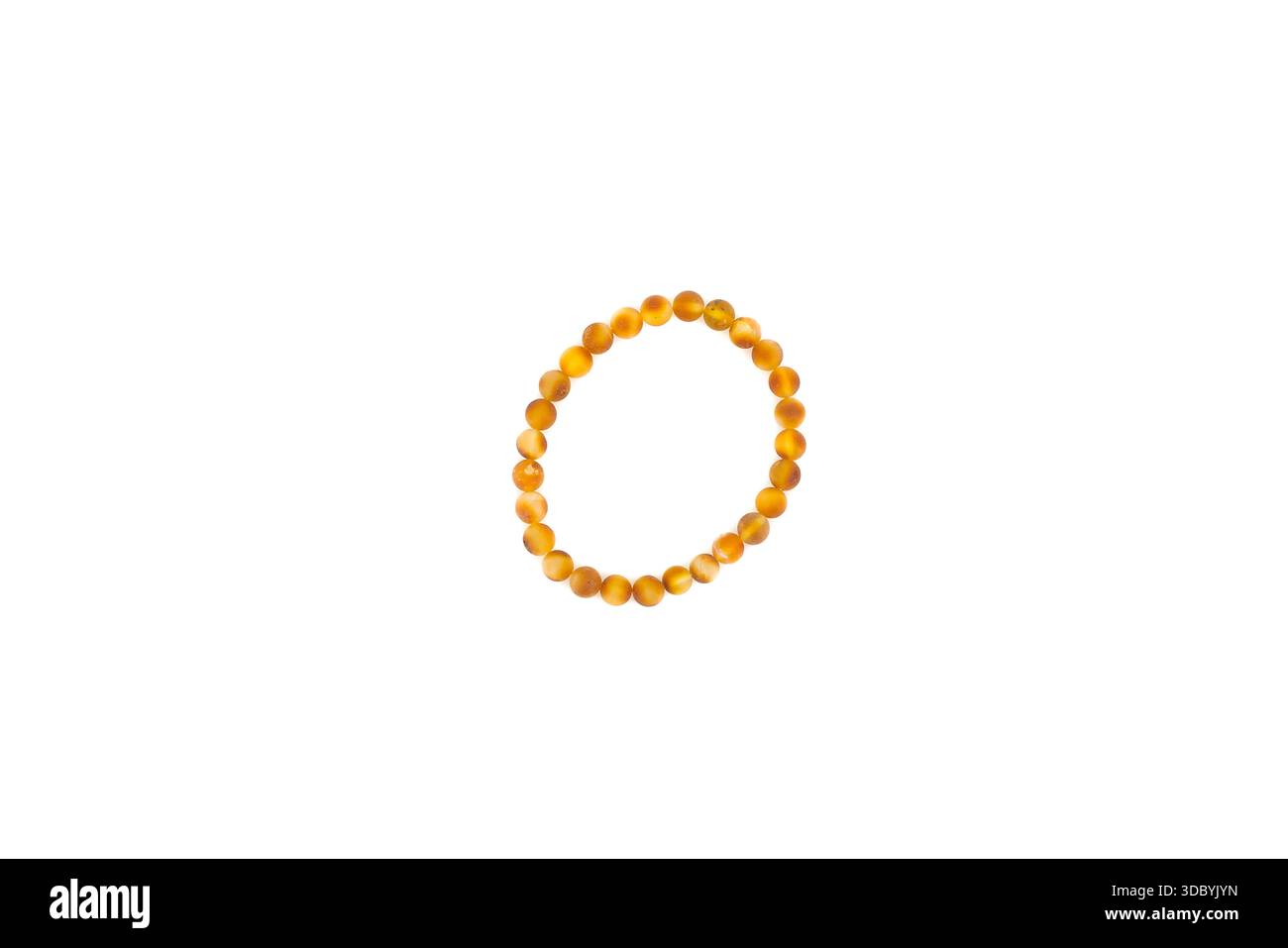 Studio shot de bracelet en ambre miel Baltique mettant l'accent sur la lueur ambre chaude et les pierres polies lisses. Banque D'Images