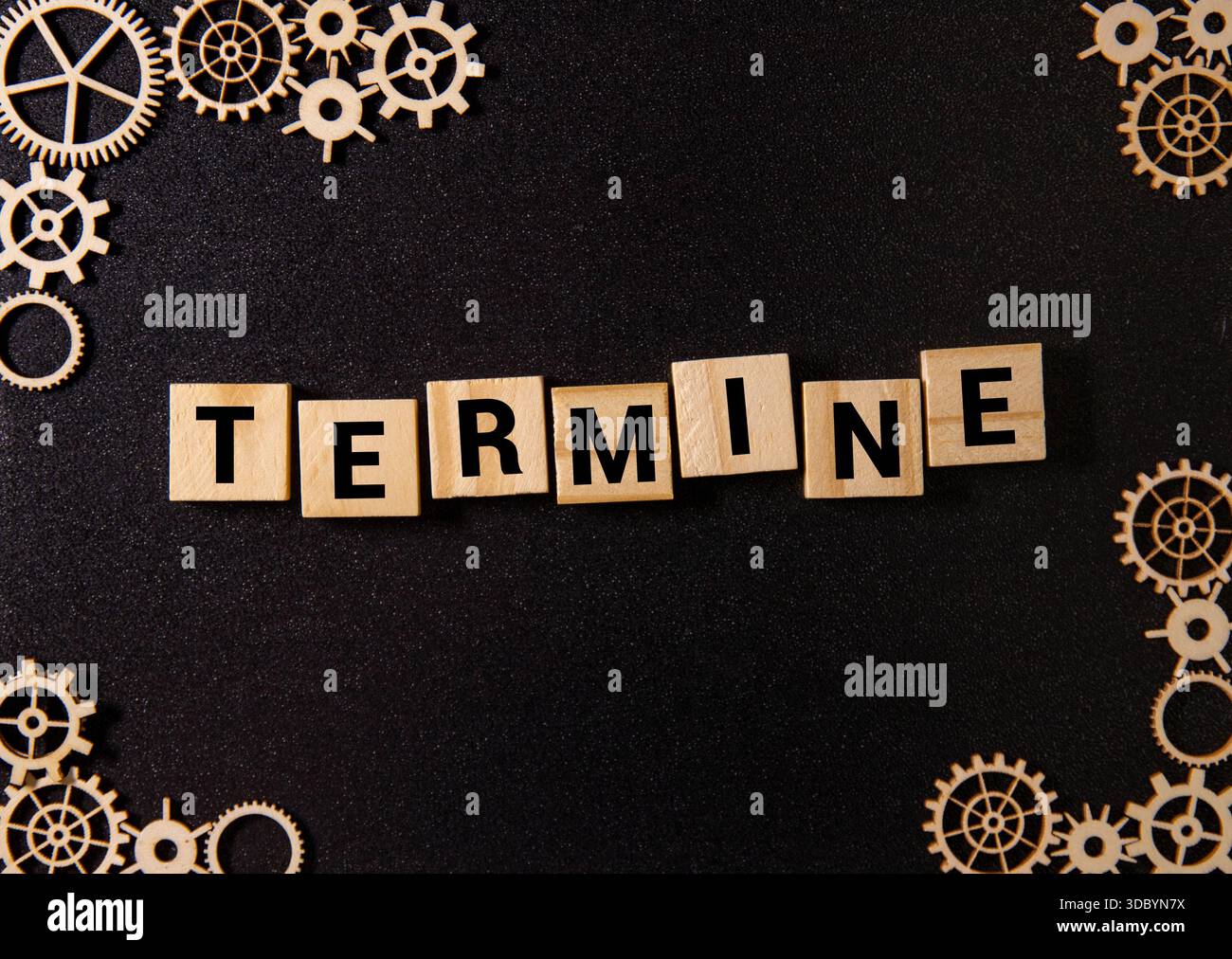 Enregistrez le texte des citations de date sur une carte papier avec chevalet et réveil dans le fond de la fenêtre Banque D'Images