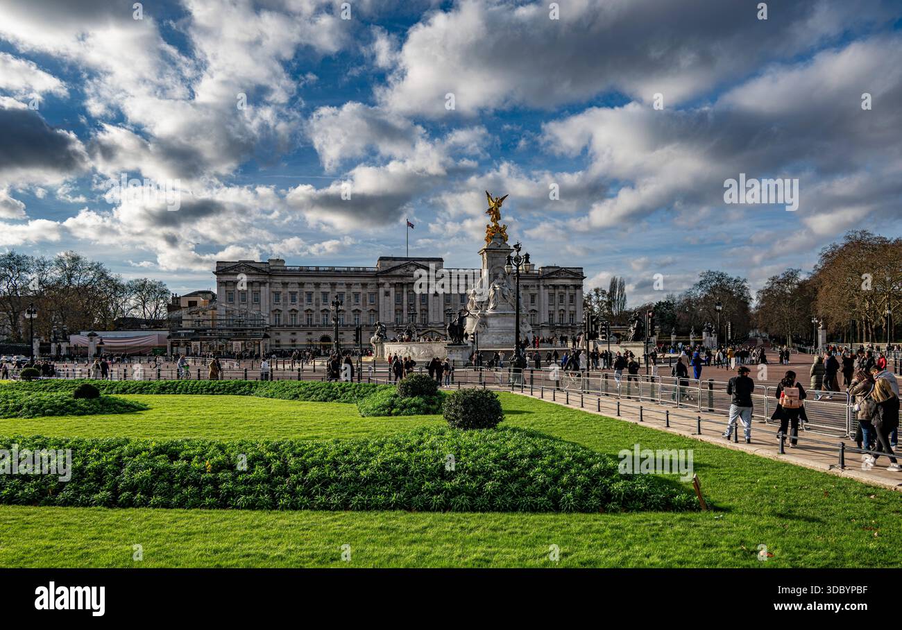 Palais de Buckingham et le mémorial de la Reine Victoria en décembre Banque D'Images