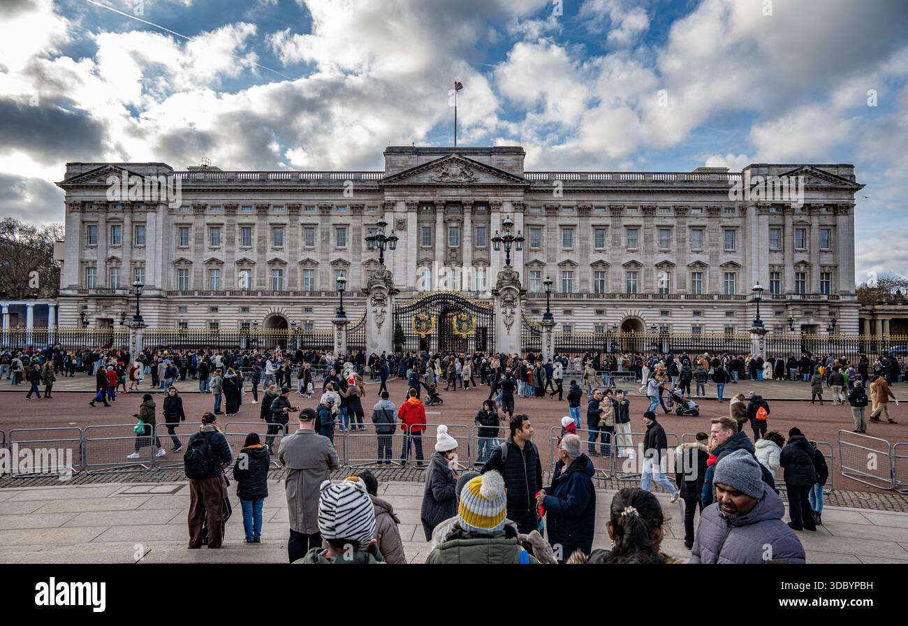 Foule devant Buckingham Palace dans un jour nuageux de décembre Banque D'Images