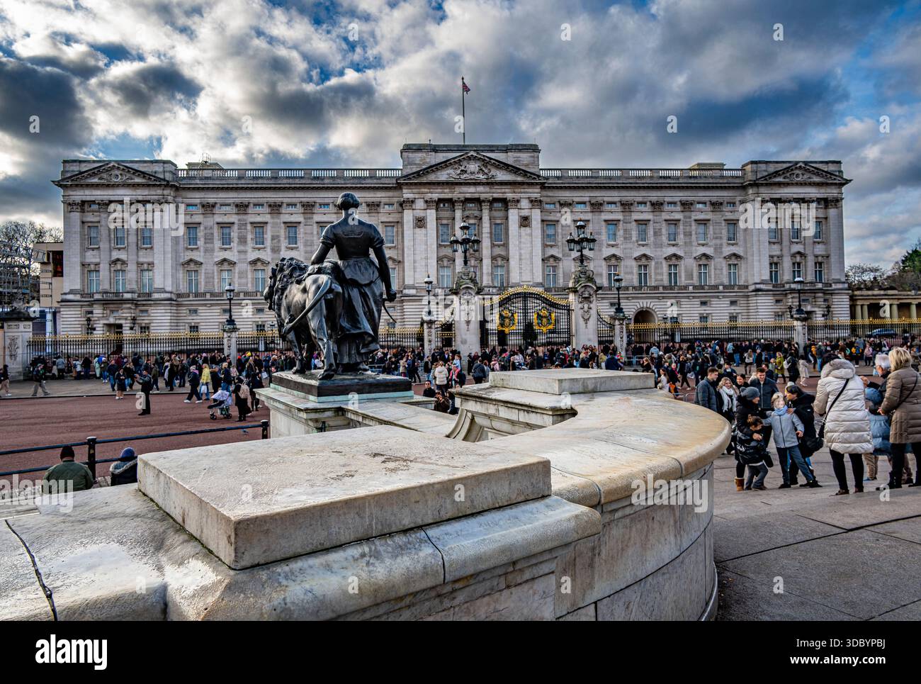 Foule devant Buckingham Palace dans un jour nuageux de décembre Banque D'Images