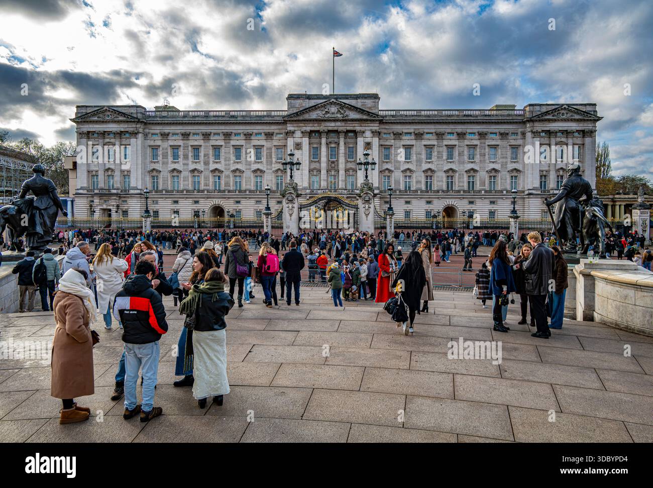 Foule devant Buckingham Palace dans un jour nuageux de décembre Banque D'Images