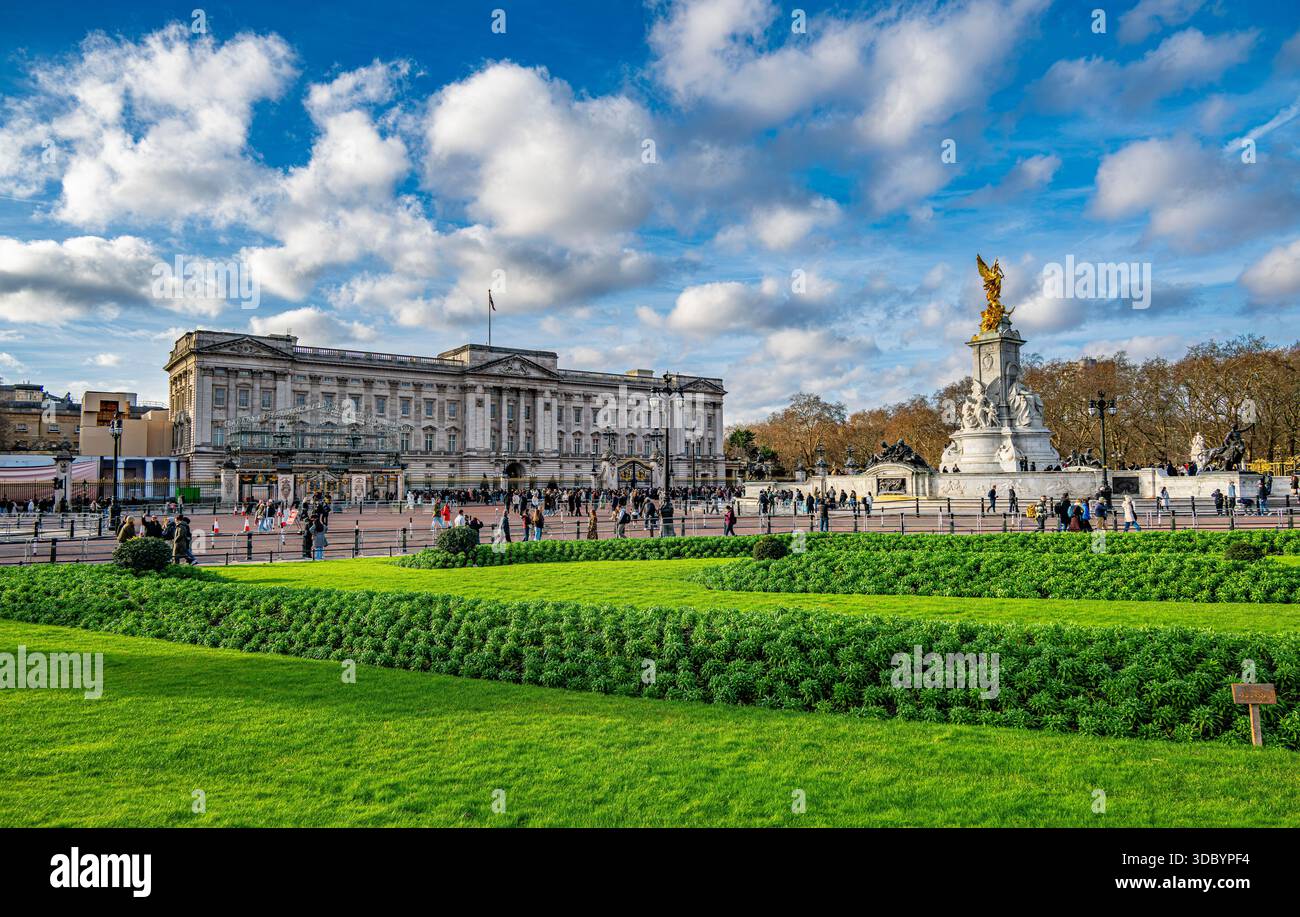 Palais de Buckingham et le mémorial de la Reine Victoria en décembre Banque D'Images