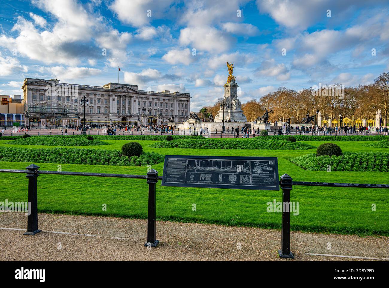 Palais de Buckingham et le mémorial de la Reine Victoria en décembre Banque D'Images