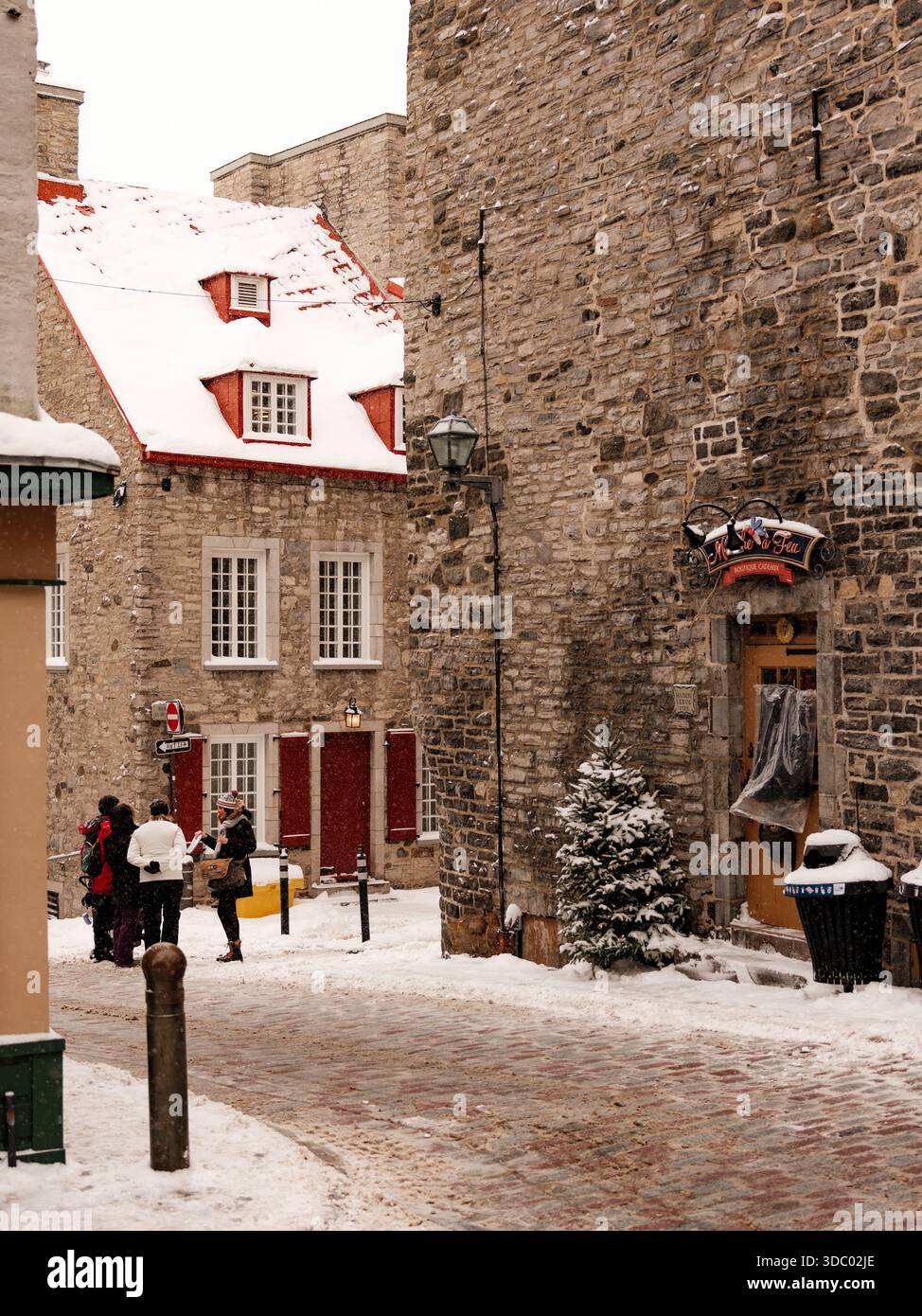Le Vieux-Québec est carte postale en hiver avec des rues enneigées, des lumières festives et des marchés de Noël créent de la magie dans le Vieux-Québec historique, Canada. Banque D'Images