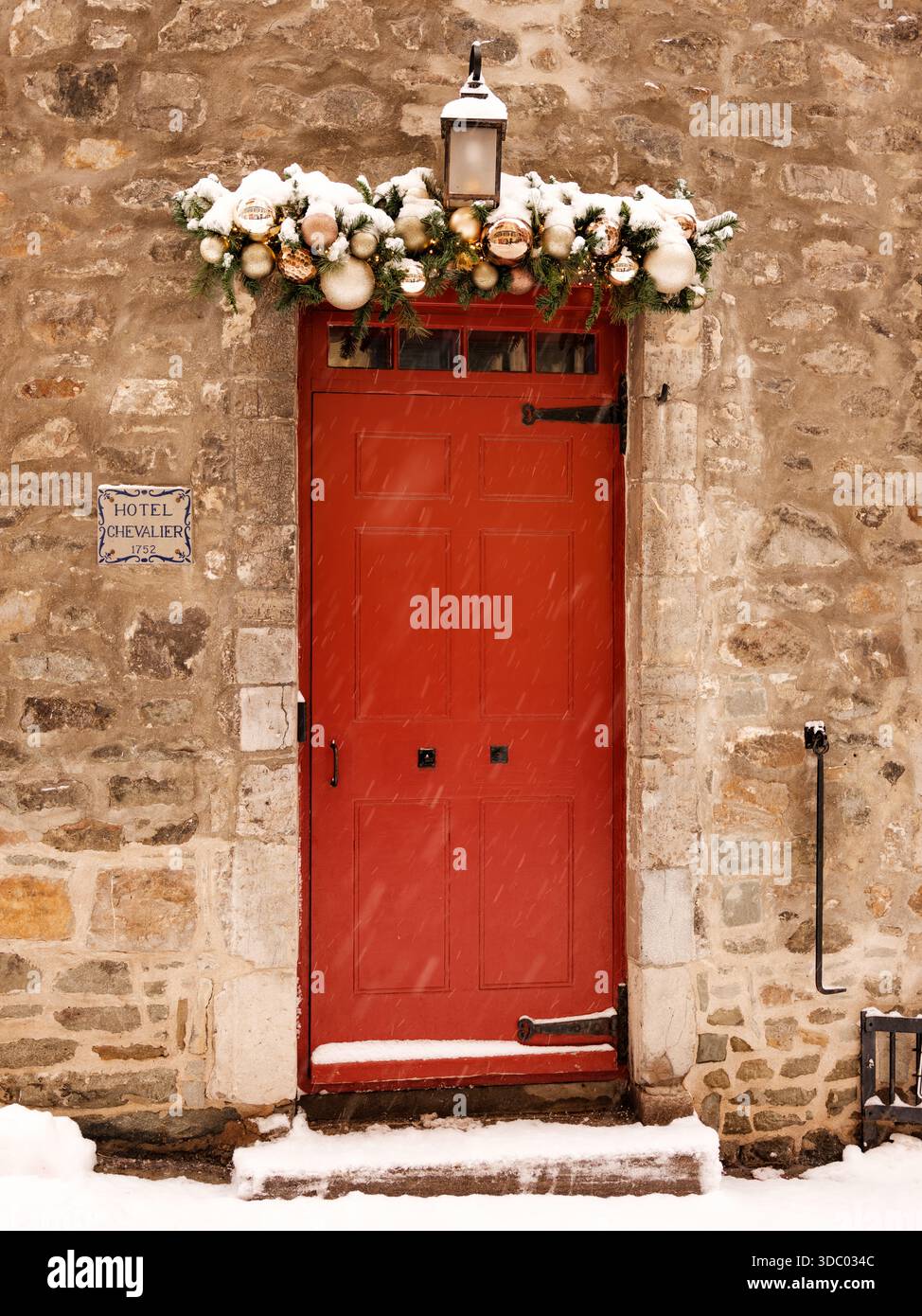 Le Vieux-Québec est carte postale en hiver avec des rues enneigées, des lumières festives et des marchés de Noël créent de la magie dans le Vieux-Québec historique, Canada. Banque D'Images