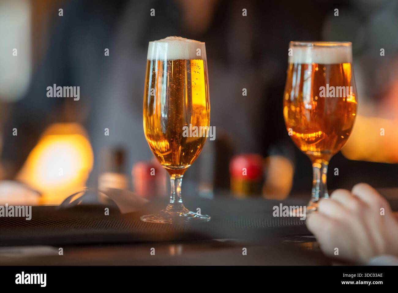 Deux verres de bière dorée sur un bar. Banque D'Images