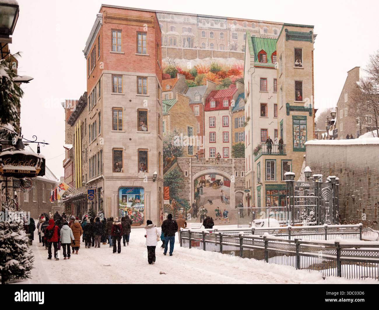 Le Vieux-Québec est carte postale en hiver avec des rues enneigées, des lumières festives et des marchés de Noël créent de la magie dans le Vieux-Québec historique, Canada. Banque D'Images