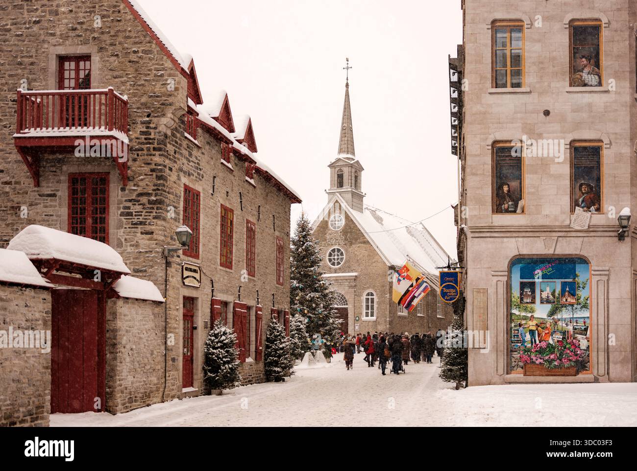 Le Vieux-Québec est carte postale en hiver avec des rues enneigées, des lumières festives et des marchés de Noël créent de la magie dans le Vieux-Québec historique, Canada. Banque D'Images