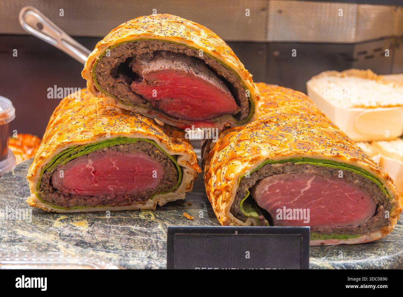 Beef Wellington classique plat britannique avec filet de bœuf tendre enveloppé de duxelles aux champignons et de pâtisserie feuilletée, cuit au four pour une fête luxueuse Banque D'Images