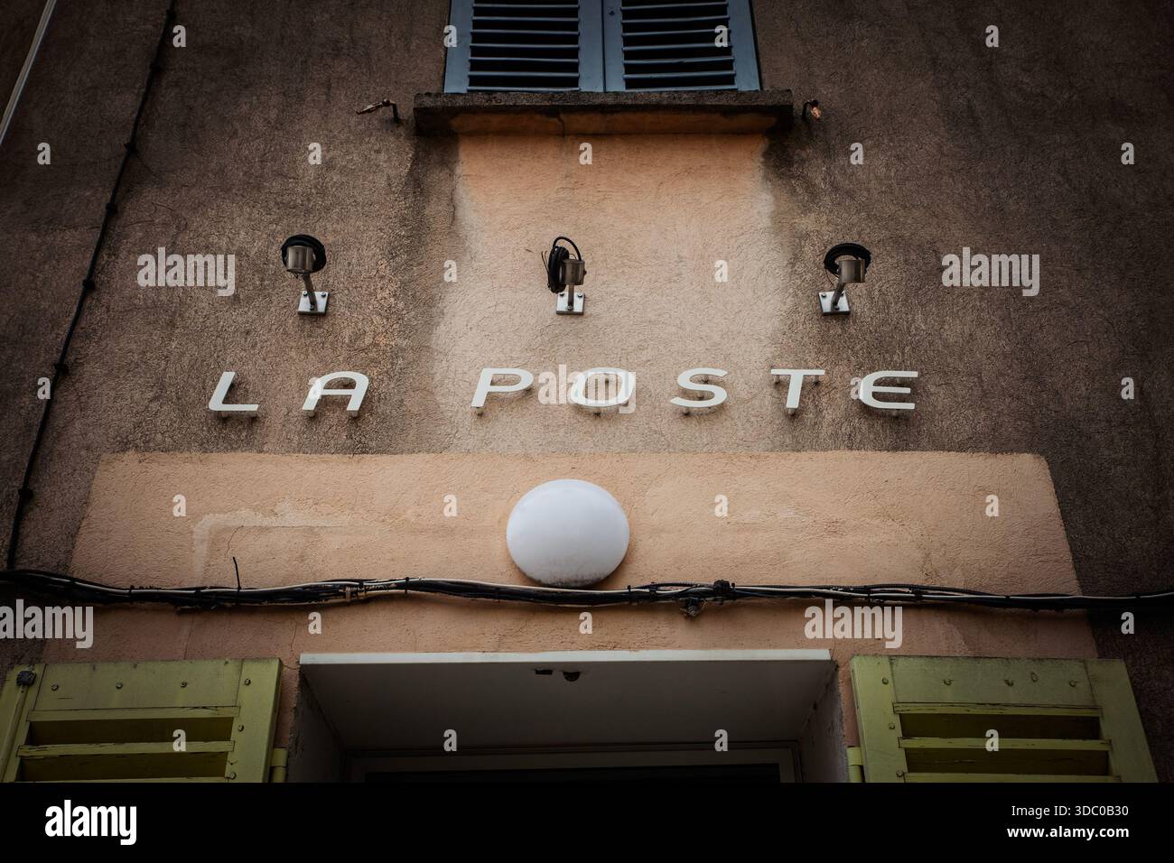 Collobrières, FRANCE - 28 SEPTEMBRE 2025 : logo la poste sur la façade d'un bureau de poste de village à Collobrières, France. Le Groupe la poste est le public Banque D'Images