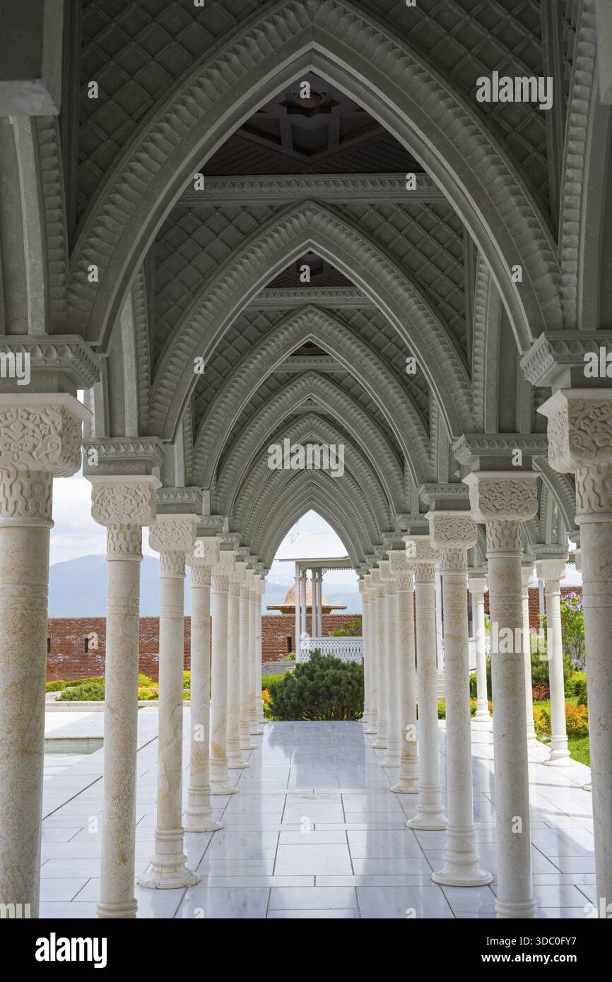 Vue détaillée d'un couloir voûté avec des colonnes et des arches en pierre sculptées, forteresse Rabati, Akhaltsikhe, région de Samtskhe-Javakheti, Samtskh Banque D'Images