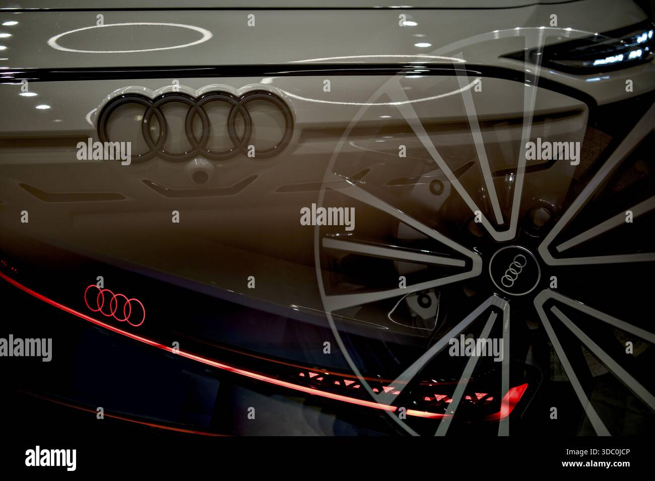 Détails VW, Audi automobile, logo Audi emblème, Audi A6 e-tron, Audi A6 de l'avant, jante PW d'Audi A6, détails de voiture les uns dans les autres, Audi A6 R Banque D'Images