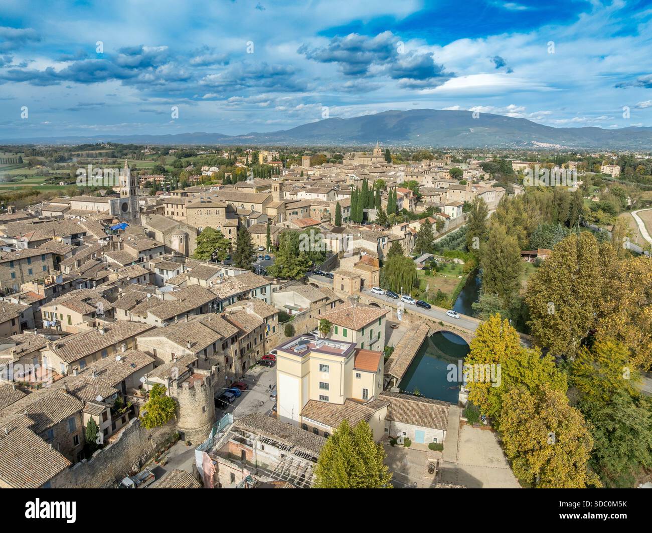 Vue aérienne de Bevagna Italie avec murs médiévaux, lavoir sur la rivière Clitunno Banque D'Images