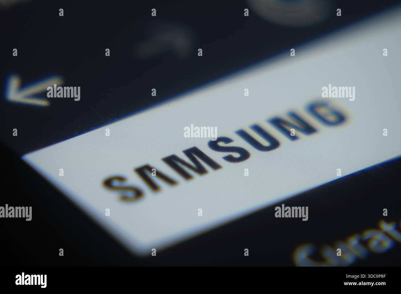 Dhaka, Bangladesh- 02 déc. 2025 : un gros plan de l'écran d'un ordinateur portable affiche l'interface Web Samsung dans un navigateur Banque D'Images