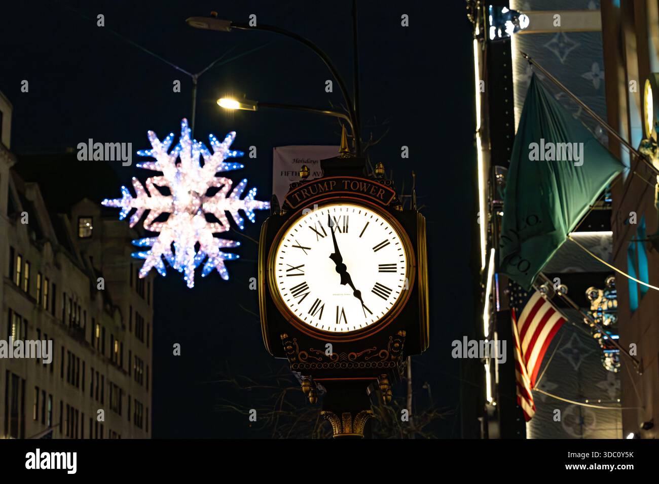 Horloge de rue Trump Tower sur la Cinquième Avenue la nuit avec lumières de vacances à New York Banque D'Images