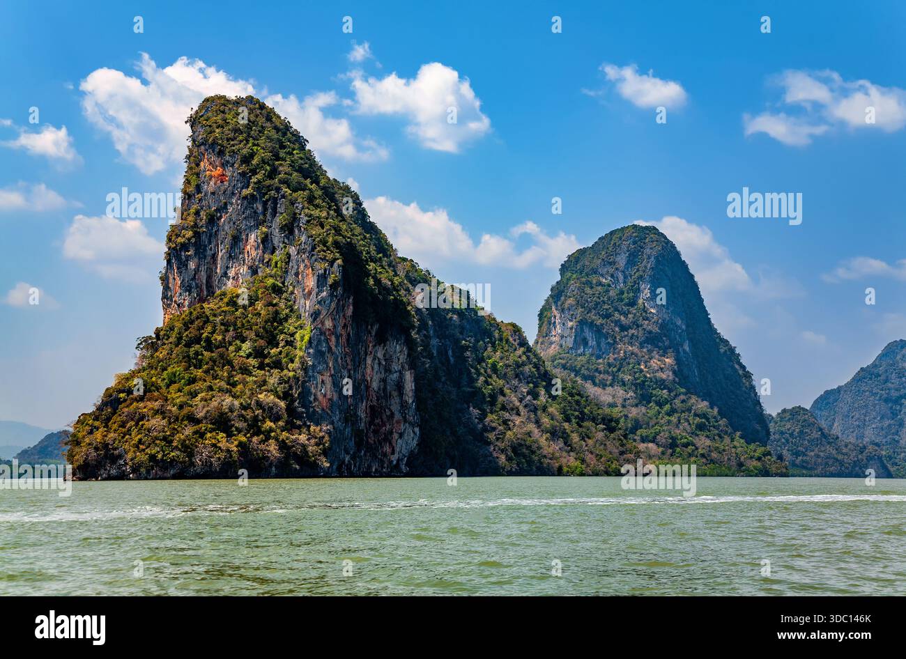 Îles rocheuses, baie de Phang Nga, mer d'Andaman, Thaïlande. Formations rocheuses dans la baie de Phang Nga. Banque D'Images