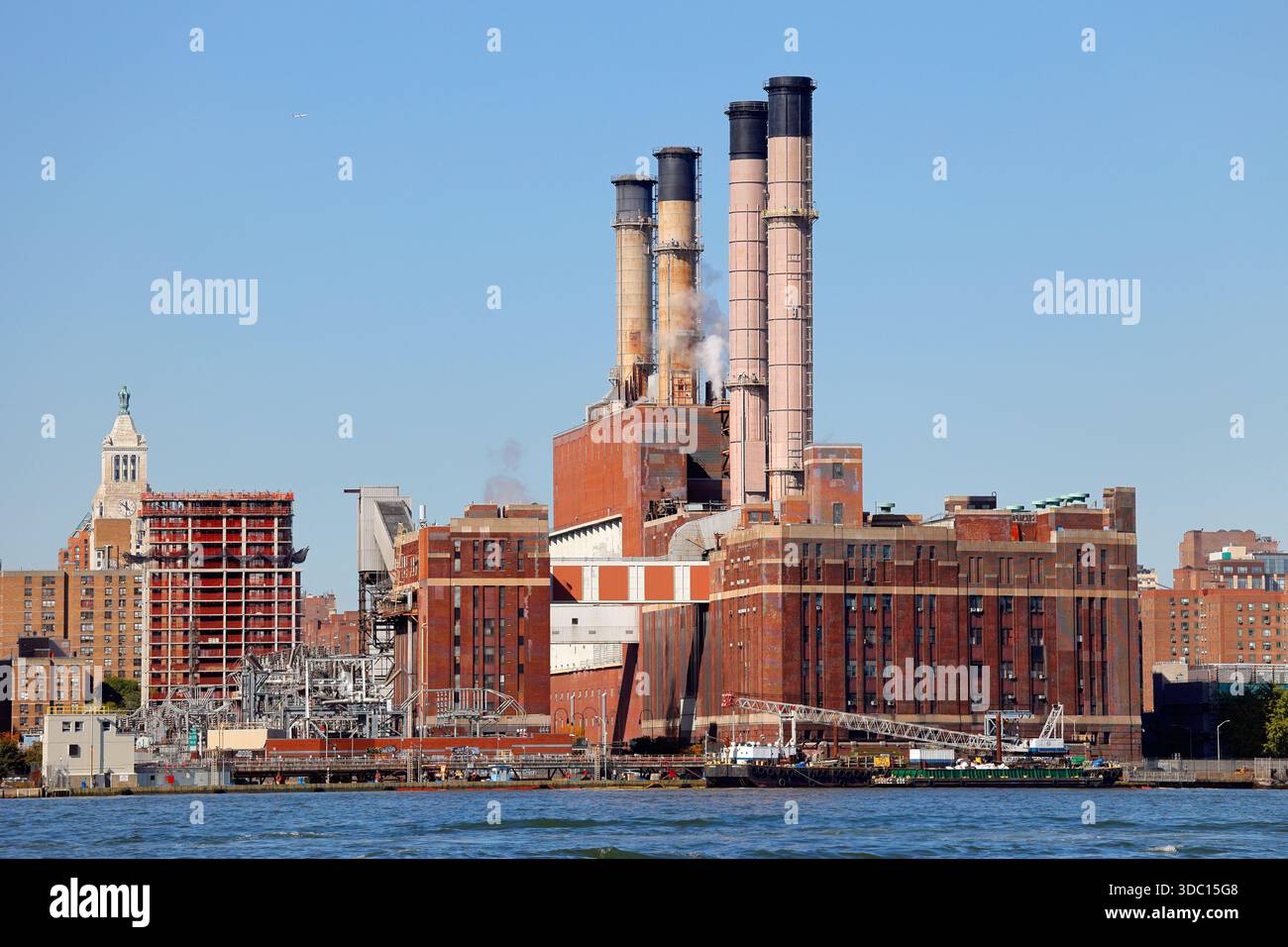Centrale électrique de CON Edison East River sur E 14th St, New York. L'usine de turbines à gaz et à vapeur génère 680 MW d'électricité, et fournit 55% de Banque D'Images