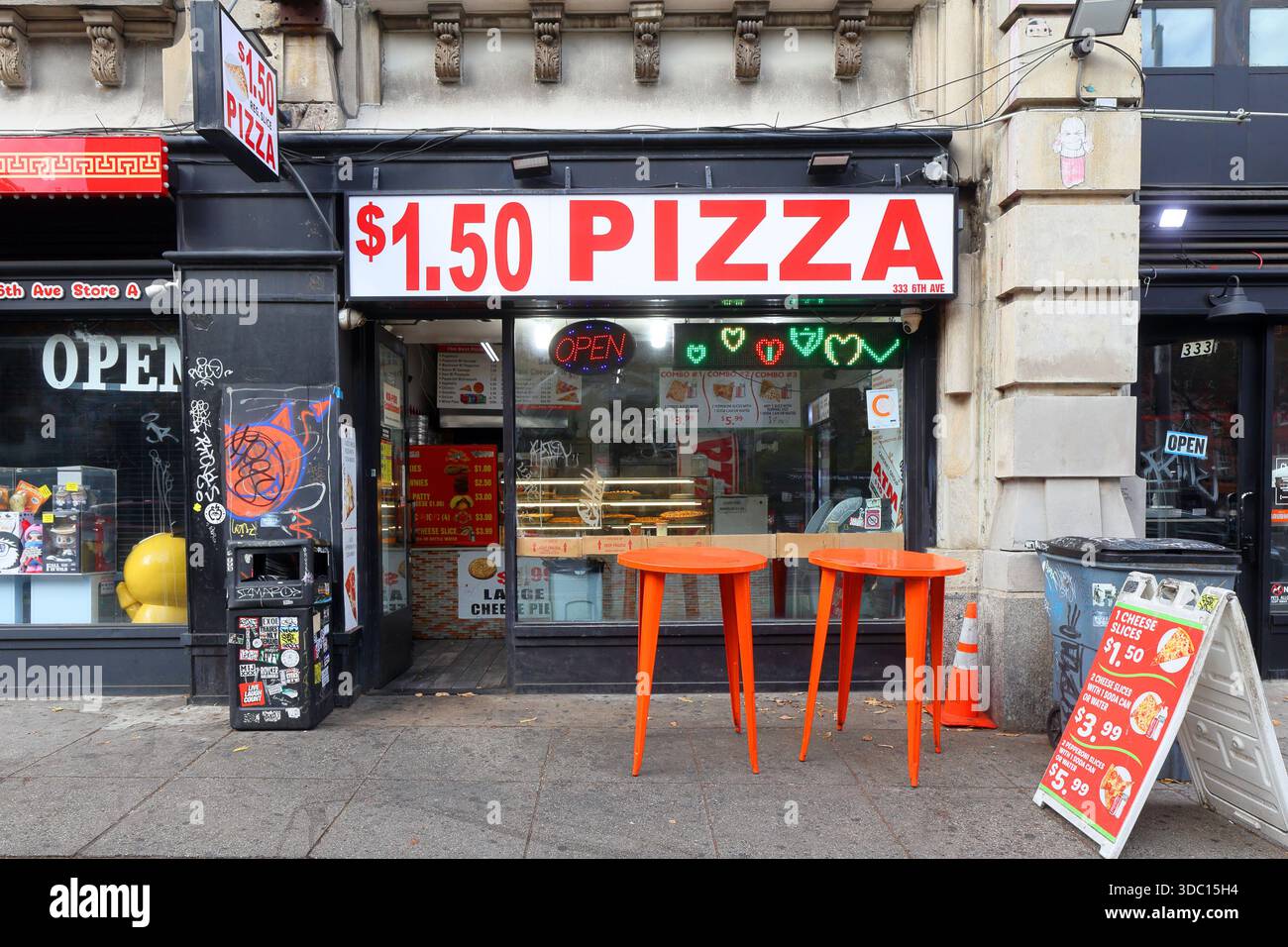 Une pizzeria à 1,50 $. Une pizzeria vendant des tranches de pizza pour 1,50 $ à New York. Banque D'Images