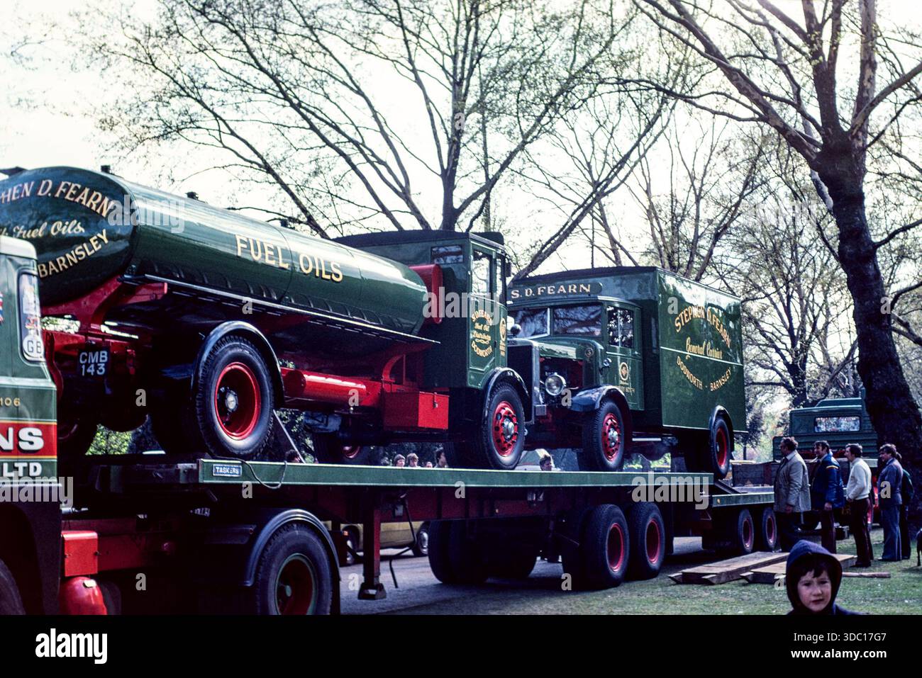 Rassemblement de transport vintage de Clapham Common en mai 1980. Stephen d Fearn véhicules Leyland classiques. Pétrolier et transporteur général chargés à l'arrière d'une remorque de camion à plateau Banque D'Images