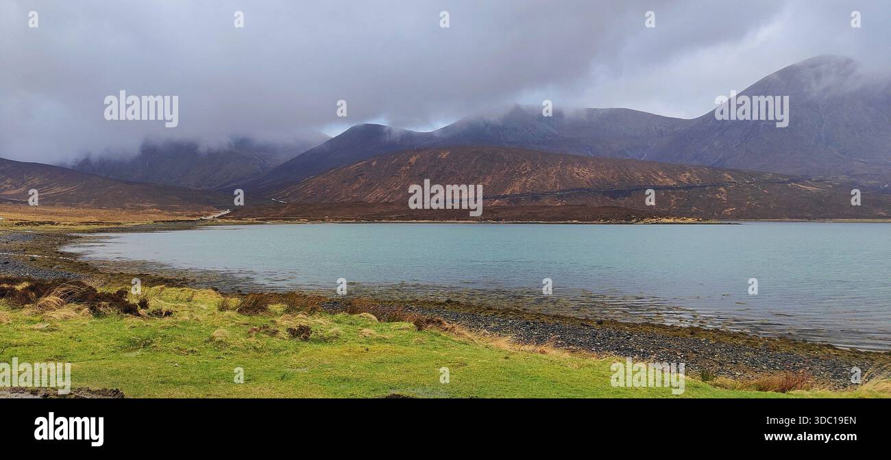 Paysage d'automne sur l'île de Skye dans des tons naturels, où les montagnes s'élèvent de façon spectaculaire de belles vallées Banque D'Images