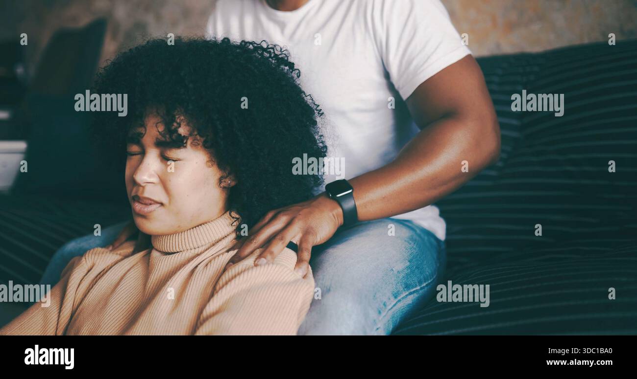 Femme, détente et épaule avec massage sur canapé pour collage, choyer ou Saint-Valentin à la maison. Personne féminine, couple ou homme aidant avec la douleur pour Banque D'Images