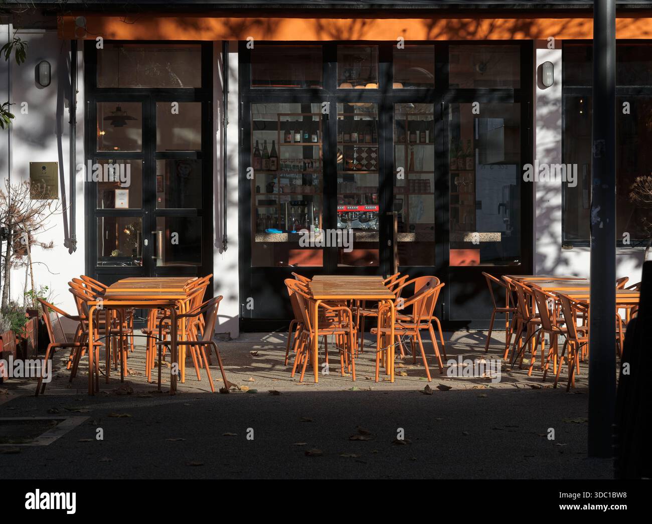 Tables et chaises d'extérieur d'un café à Arles, France. Banque D'Images