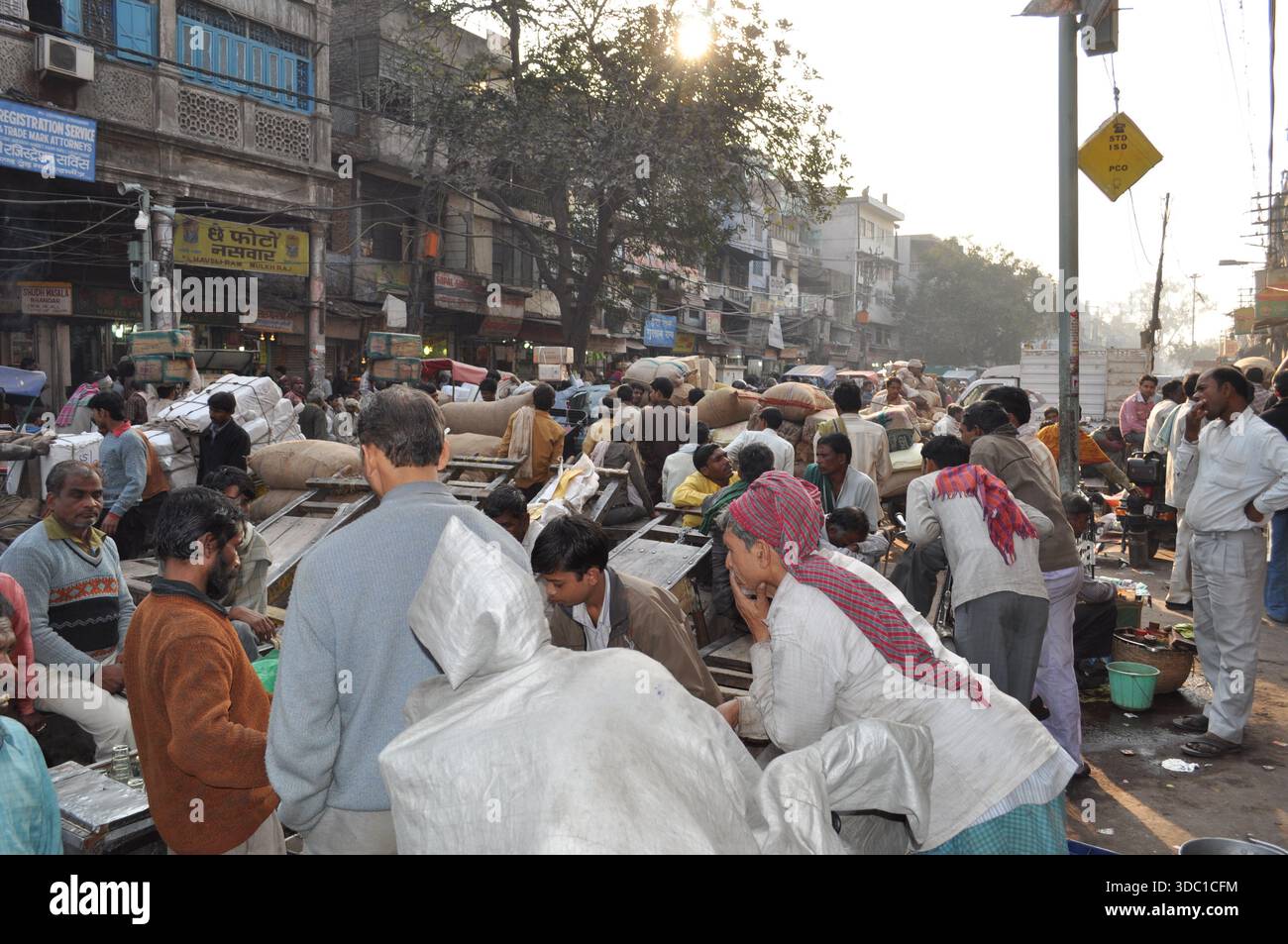 Scène de rue animée à New Delhi, en Inde, montrant les foules, la circulation, les vendeurs de rue et la vie urbaine quotidienne février 2011 Banque D'Images