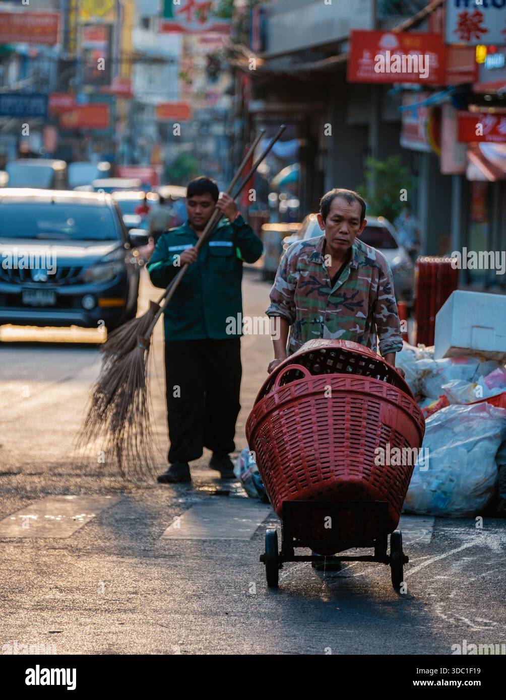 Bangkok, Thaïlande, 19 novembre 2025, rues animées de Chinatown remplies de marchés colorés. Banque D'Images