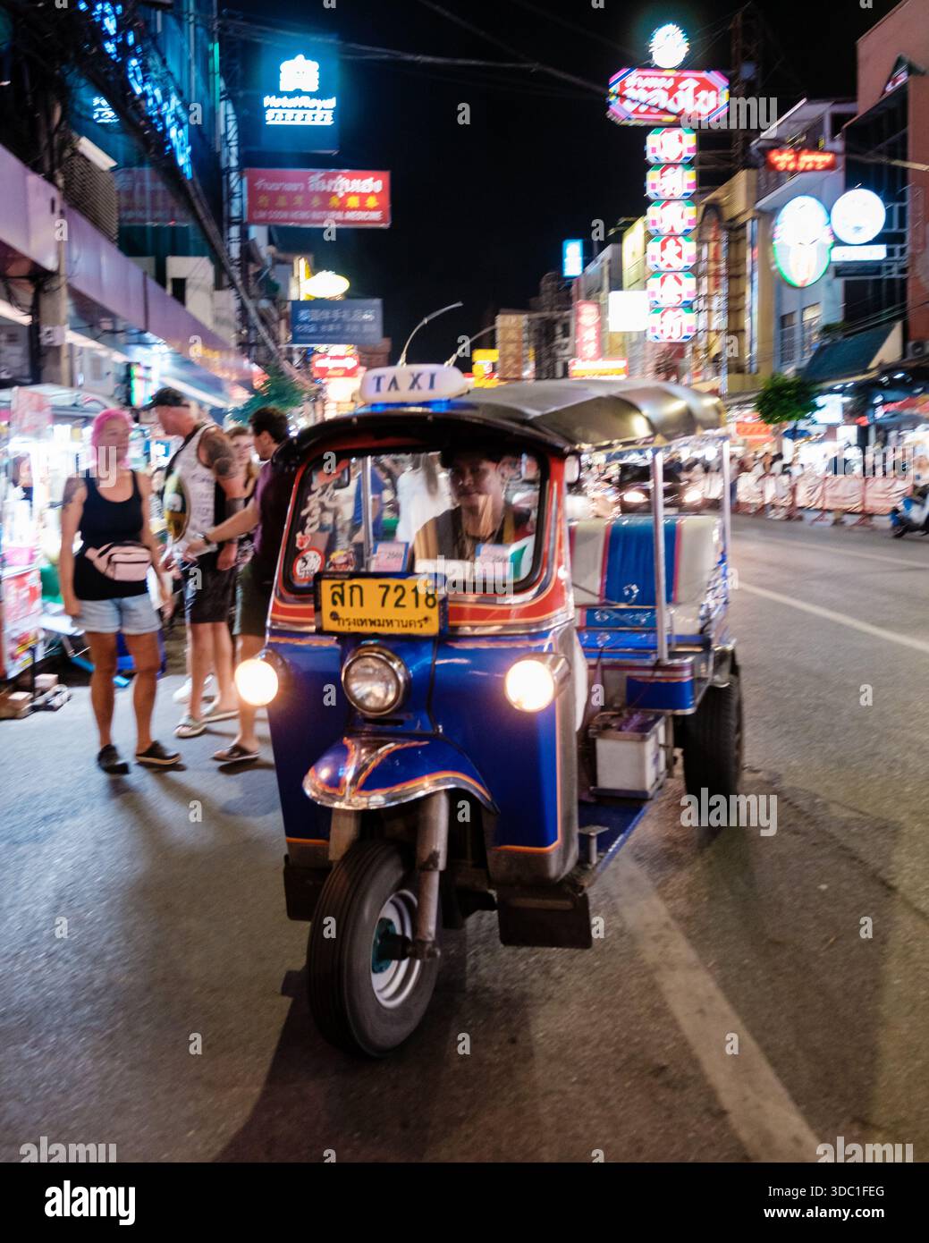 Bangkok Thaïlande 19 novembre 2025, les rues de Chinatown prennent vie la nuit. Banque D'Images